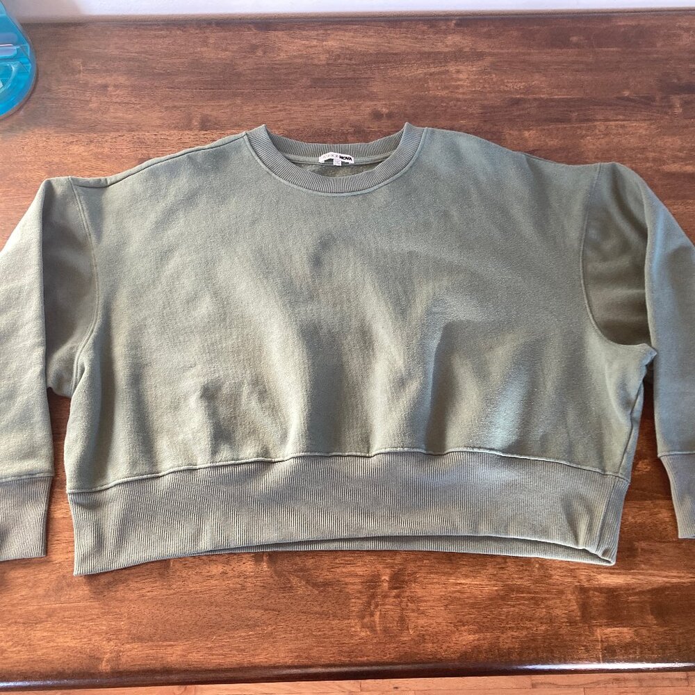 Ladies Fashion Nova Cropped Crewneck Sweatshirt Sage Green Size XL Like New!